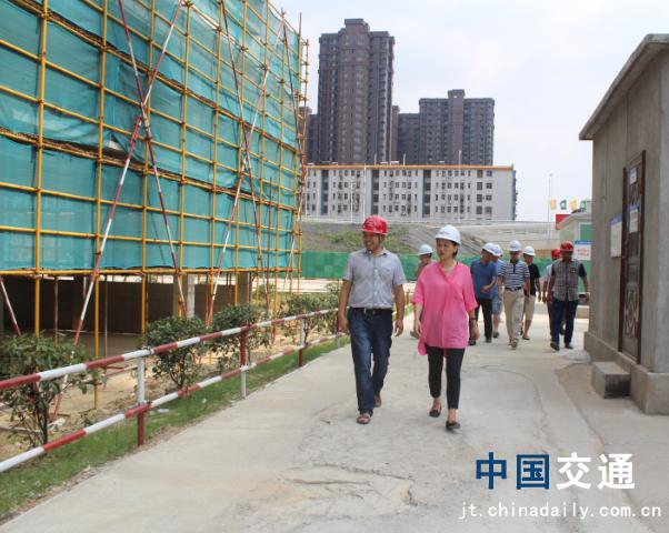南昌市質(zhì)監(jiān)站領(lǐng)導(dǎo)蒞臨象湖隧道、九洲高架安置房項(xiàng)目檢查指導(dǎo)工作